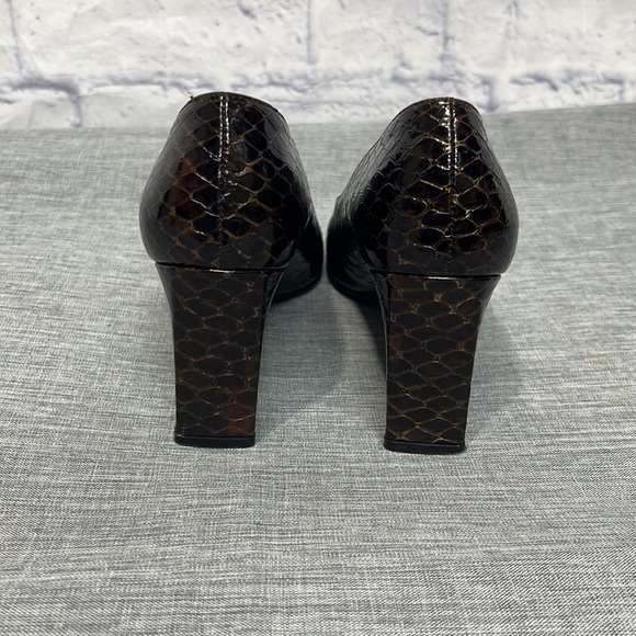 Stuart Weitzman BROWN PATENT SNAKE CLASSIC HEEL PUMPS - Picture 4 of 10
